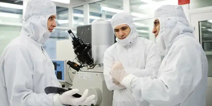 engineers-in-lab