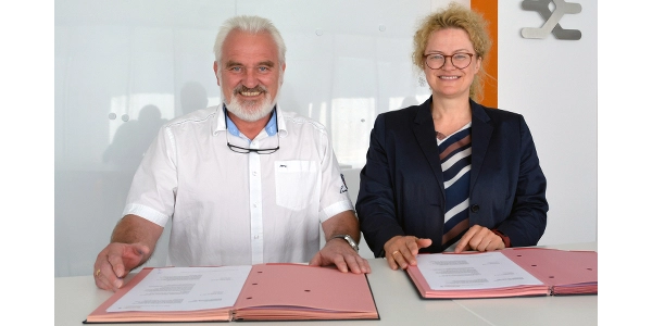 management-union-sign-contract