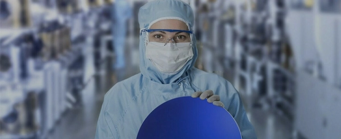 Fab-Worker-SiC-Wafer