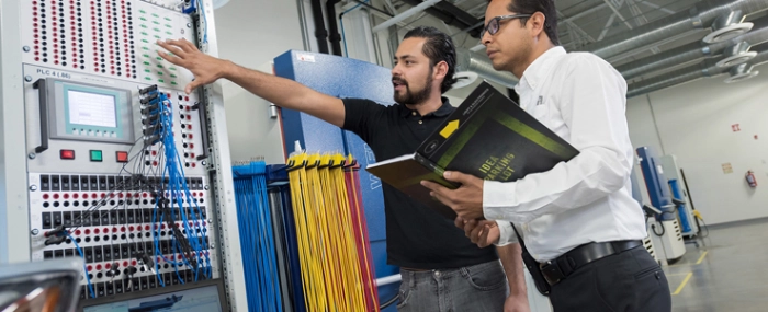 employees-inspecting