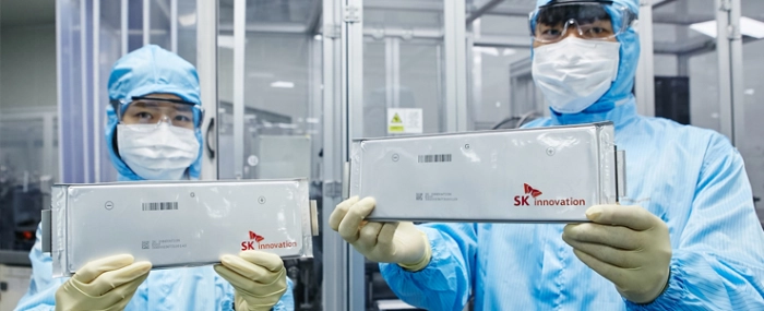 researchers-battery-cells