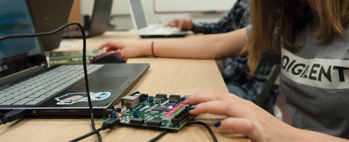 Digilent-students-use-boards