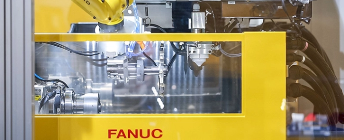 Robot-LR-Mate-200iD-loading-a-WireCut-EDM-machine