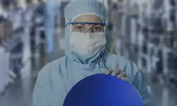 Fab-Worker-SiC-Wafer