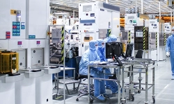 STmicroelectronics-crolles-fab-machine-white-room